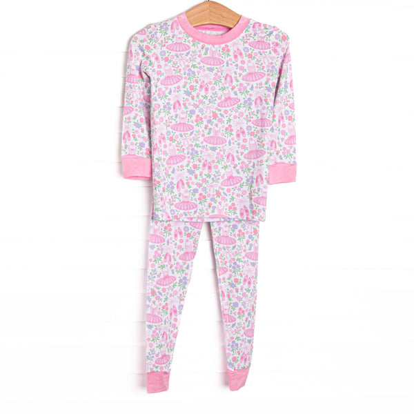 &nbsp;This set&nbsp;is made of the extremely soft, stretchy bamboo viscose fabric that feels like butter and features a pink ballerina print.