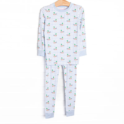 This set features&nbsp;extremely soft, stretchy bamboo viscose fabric that feels like butter and a blue duck print.