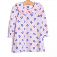  Featuring a light purple and pink knit fabric, a Peter Pan collar, and long sleeves 
