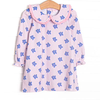  Featuring a light purple and pink knit fabric, a Peter Pan collar, and long sleeves 