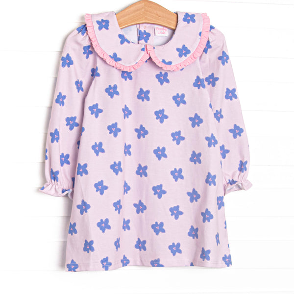  Featuring a light purple and pink knit fabric, a Peter Pan collar, and long sleeves 