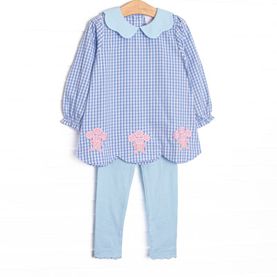 This set features blue gingham fabric, a scalloped collar, and rose applique. Coordinating blue leggings to match.