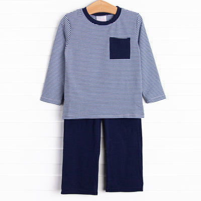  The set&nbsp;features soft knit material, a front pocket, and coordinating pants. 