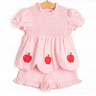 This set features a pink gingham print, puff sleeves, and apple trio applique. Coordinating ruffle shorts to match.
