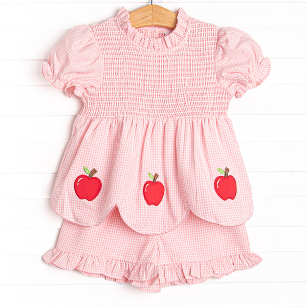  This set features a pink gingham print, puff sleeves, and apple trio applique. Coordinating ruffle shorts to match.