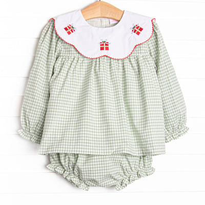 This set features sage gingham, a bib collar, and a trio of present embroidery.&nbsp;