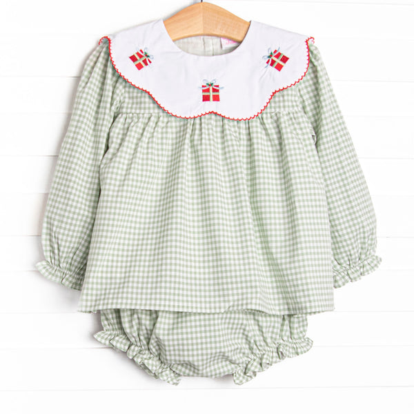 This set features sage gingham, a bib collar, and a trio of present embroidery.&nbsp;