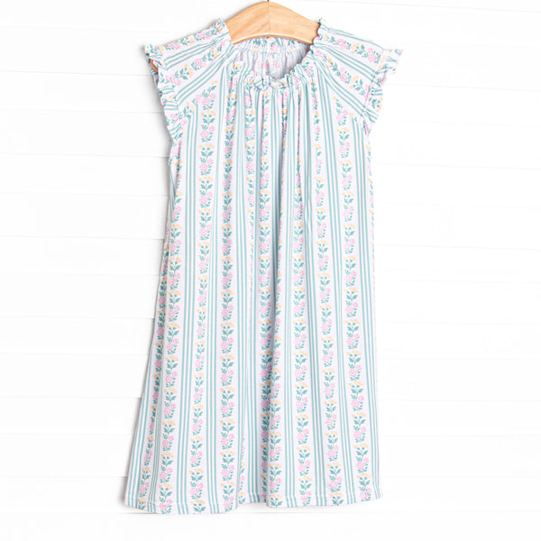 This gown is made of the extremely soft, stretchy bamboo viscose fabric that feels like butter and features a floral print.