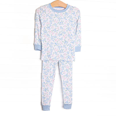 This set features&nbsp;extremely soft, stretchy bamboo viscose fabric that feels like butter and a blue floral print.