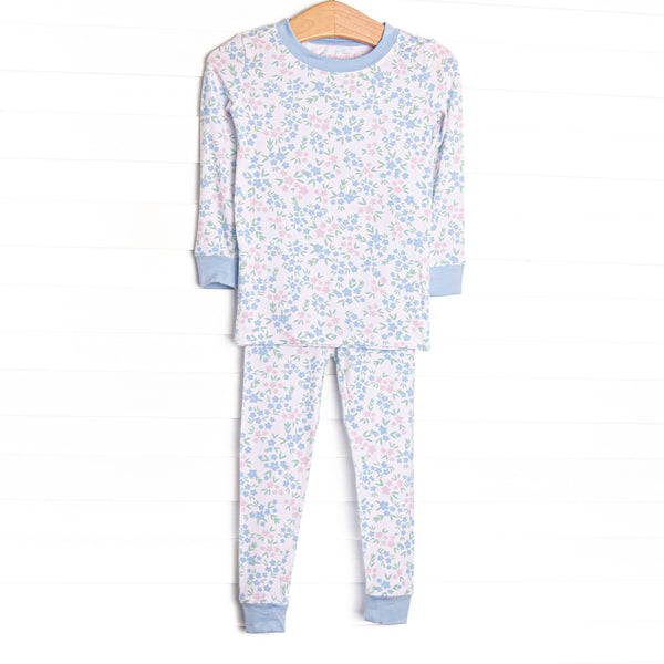 This set features&nbsp;extremely soft, stretchy bamboo viscose fabric that feels like butter and a blue floral print.