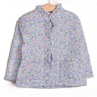  Quilted details, a full-length zipper for easy use and front pockets to keep little hands warm. 
